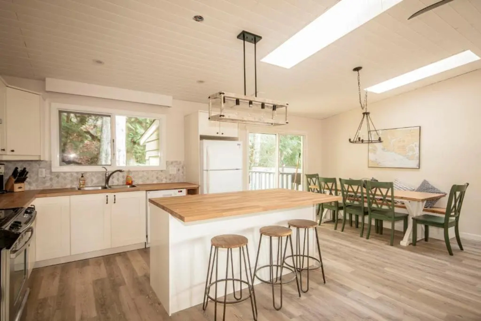 Cedar Creek Cottage 3BR - Welcome to your Oasis Steps from the Beach