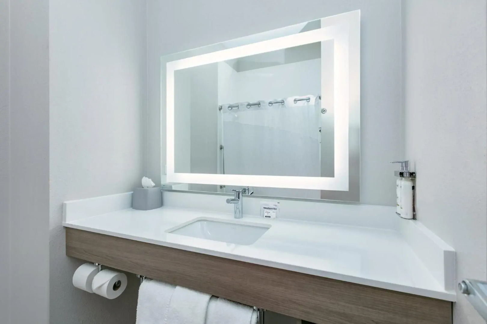 Holiday Inn Express & Suites Marshall by IHG