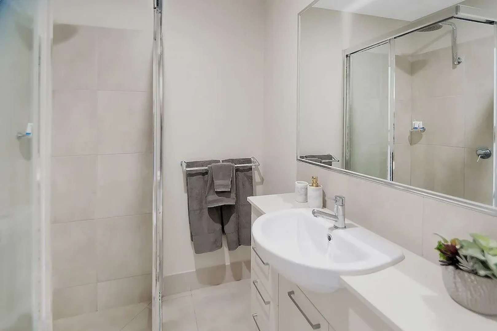 Apartment Near City On Lake 3