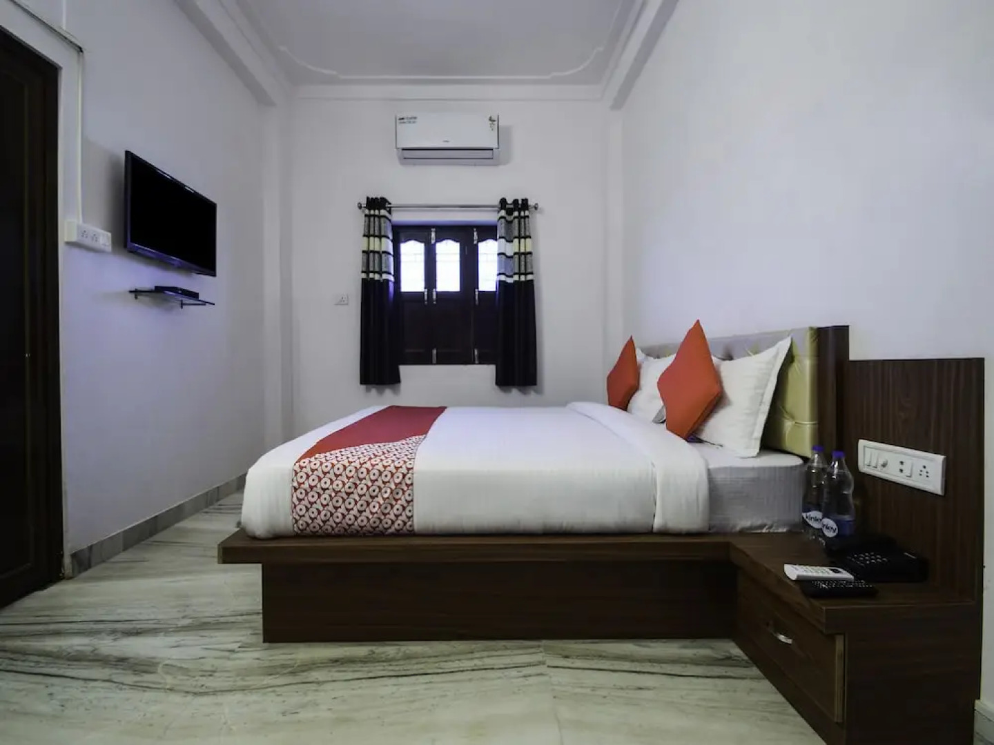 OYO 27626 Hotel Moonlight