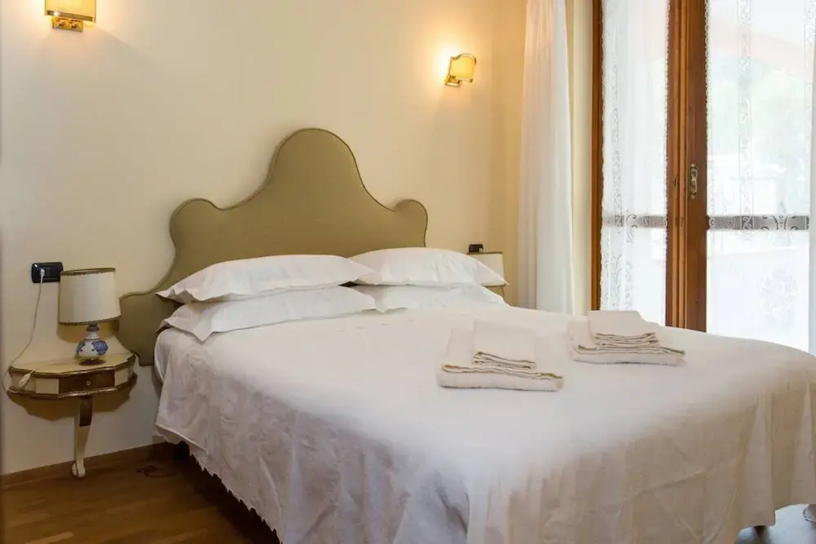 Beautiful Villa, Wifi, Bbq, Private Garden, Short Walk to Lakeside, Beach and Restaurants