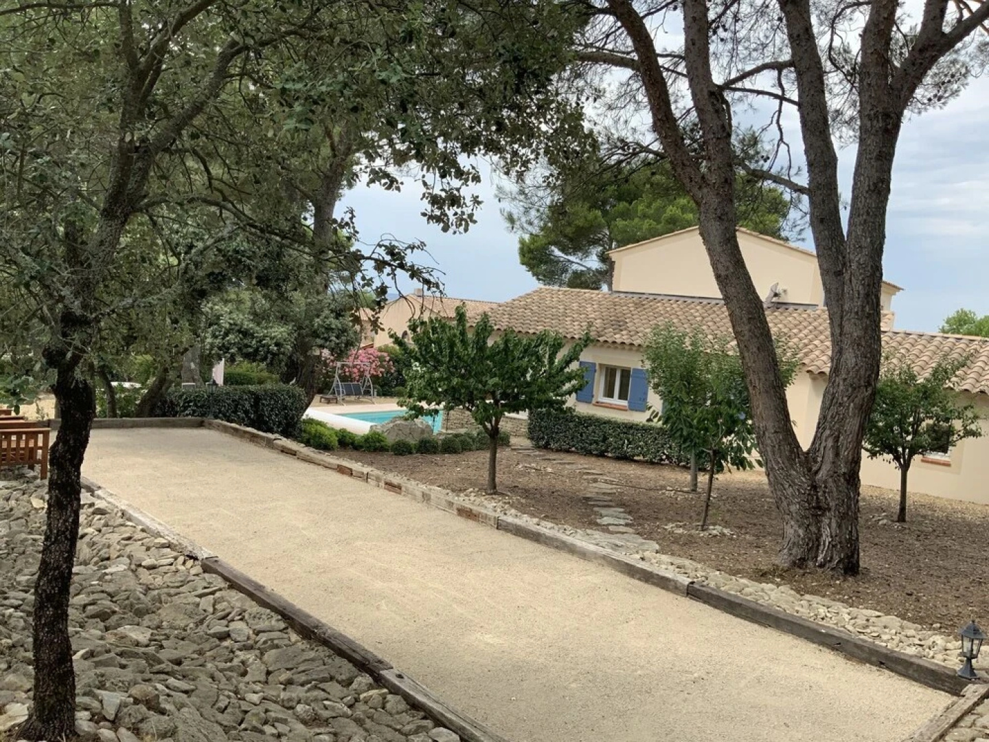 Stylish Villa With Heated Swimming Pool Close to the Lovely L'isle-sur-la-sorgue