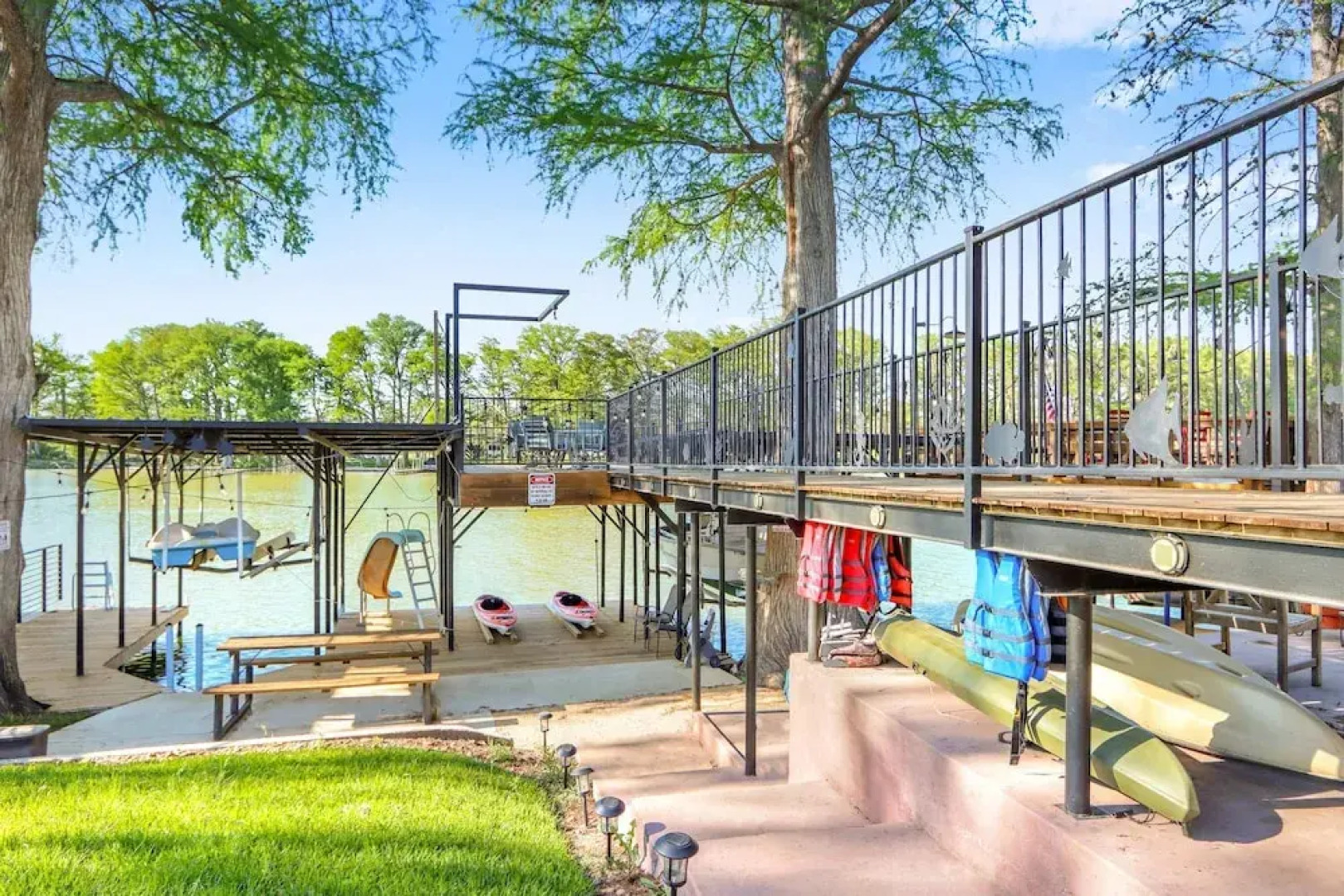 Amazing Lakefront Escape - A Stunner For Sleeps 14