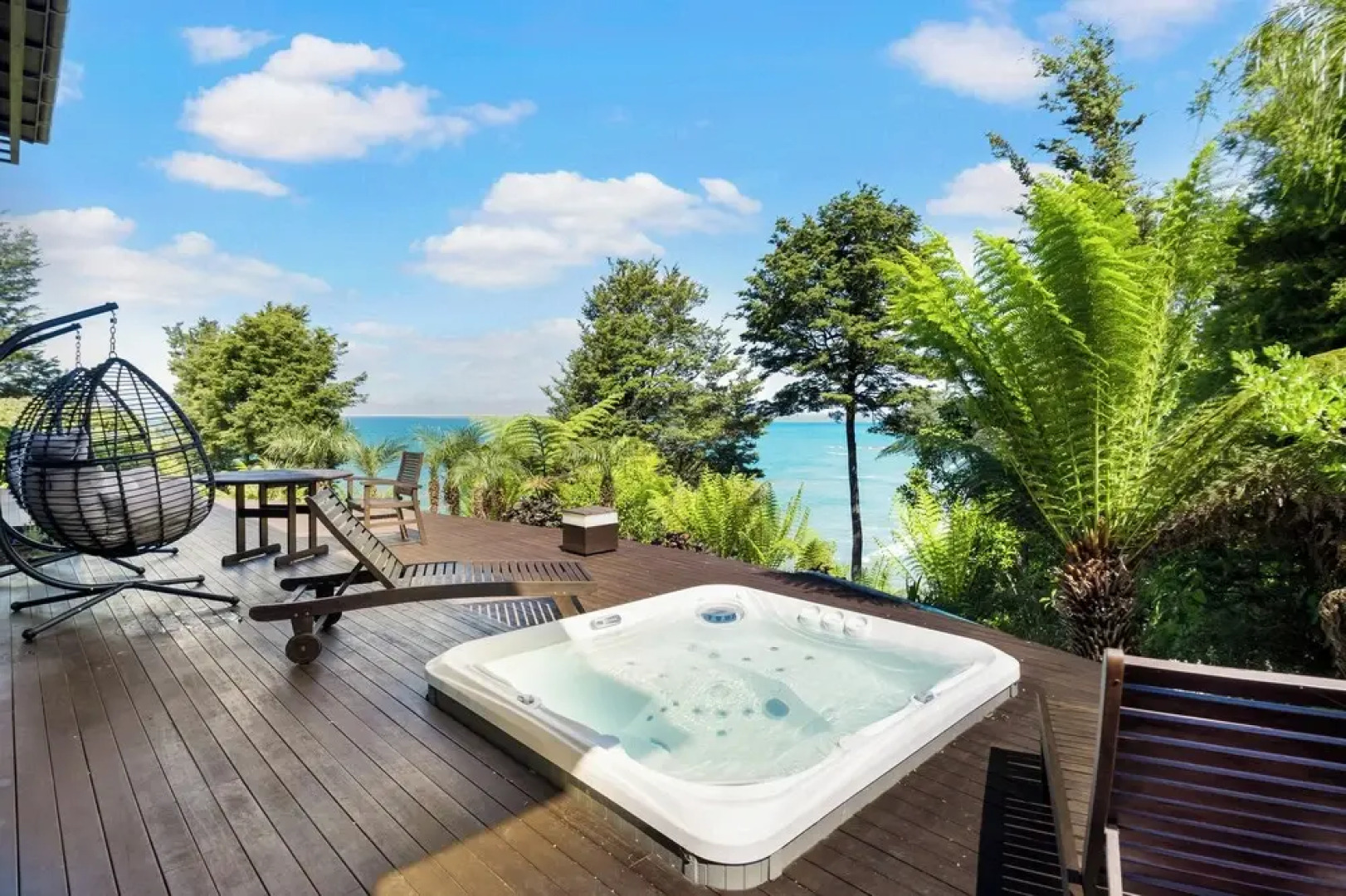 Jacuzzi Suite - Ocean Views & Beach