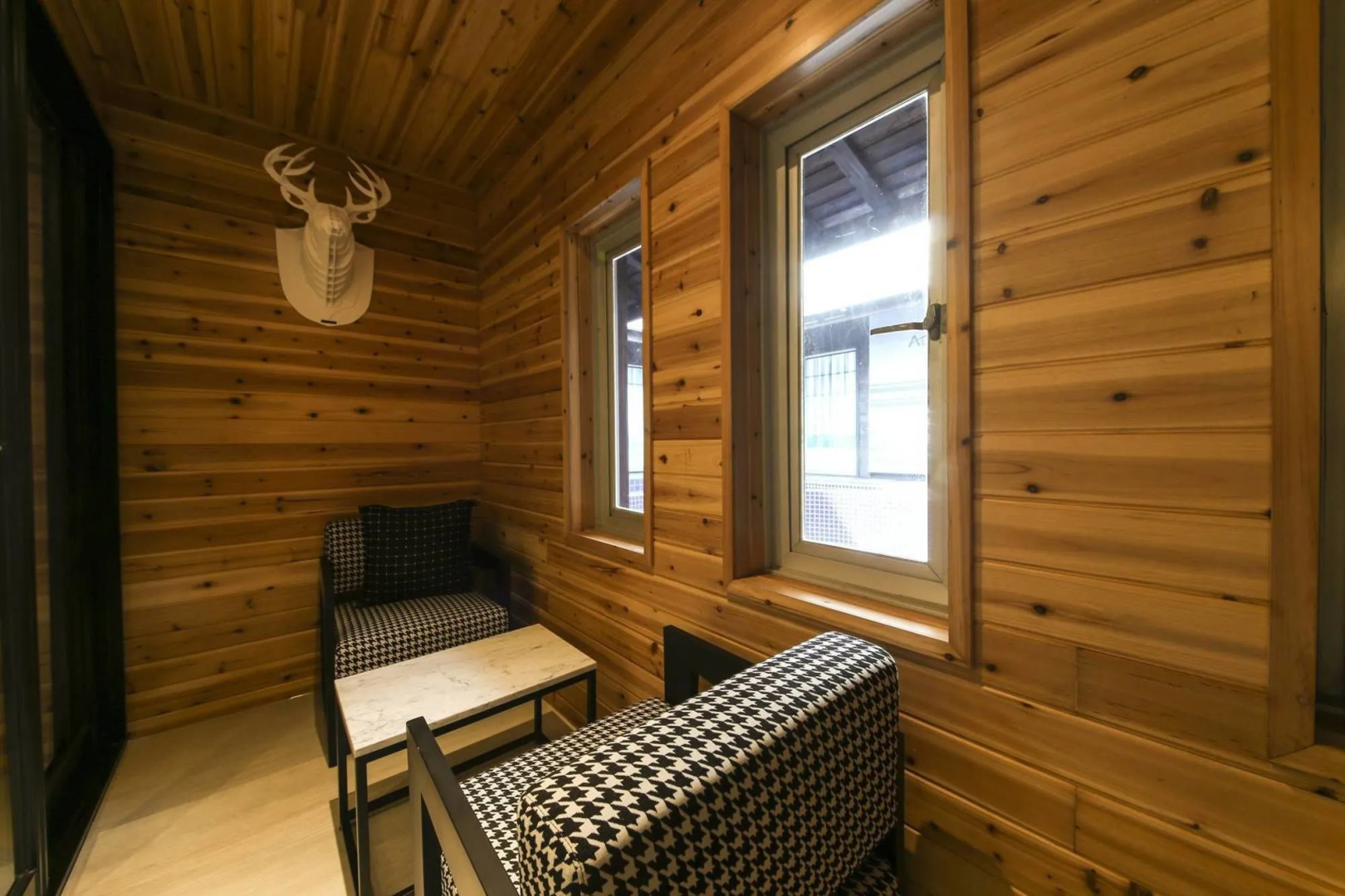 Gupo Station Almond Hotel