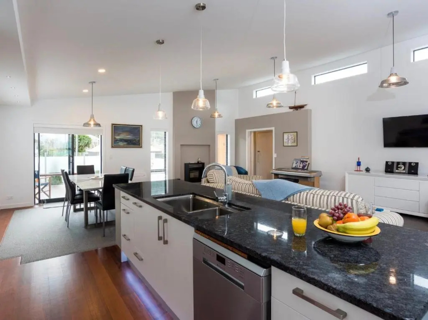 Poolside Retreat - Picton Holiday House Waikawa