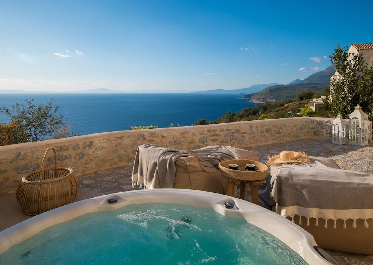 BASSA MAINA Villas & Suites