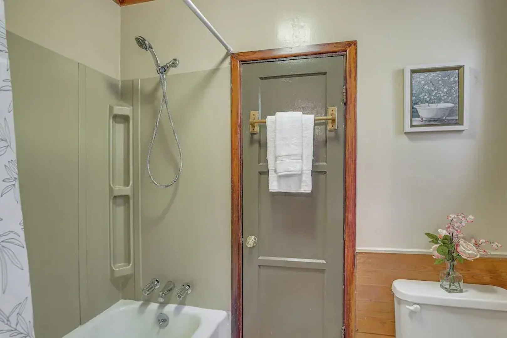 Cozy Crestline Cabin w/ Mountain-view Balcony!