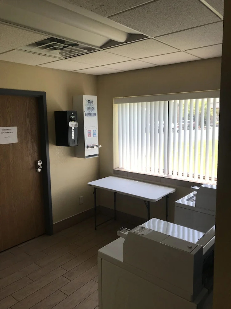 Days Inn & Suites Benton Harbor MI