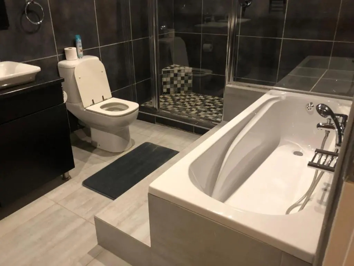 6 on Acacia & 8 on Acacia Guesthouse