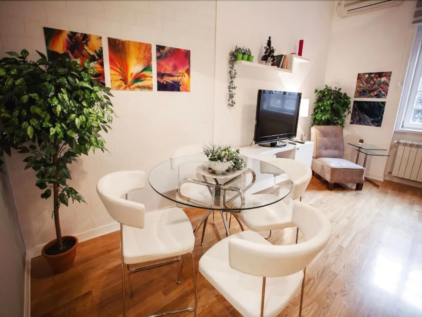 Studio Glam & Chic