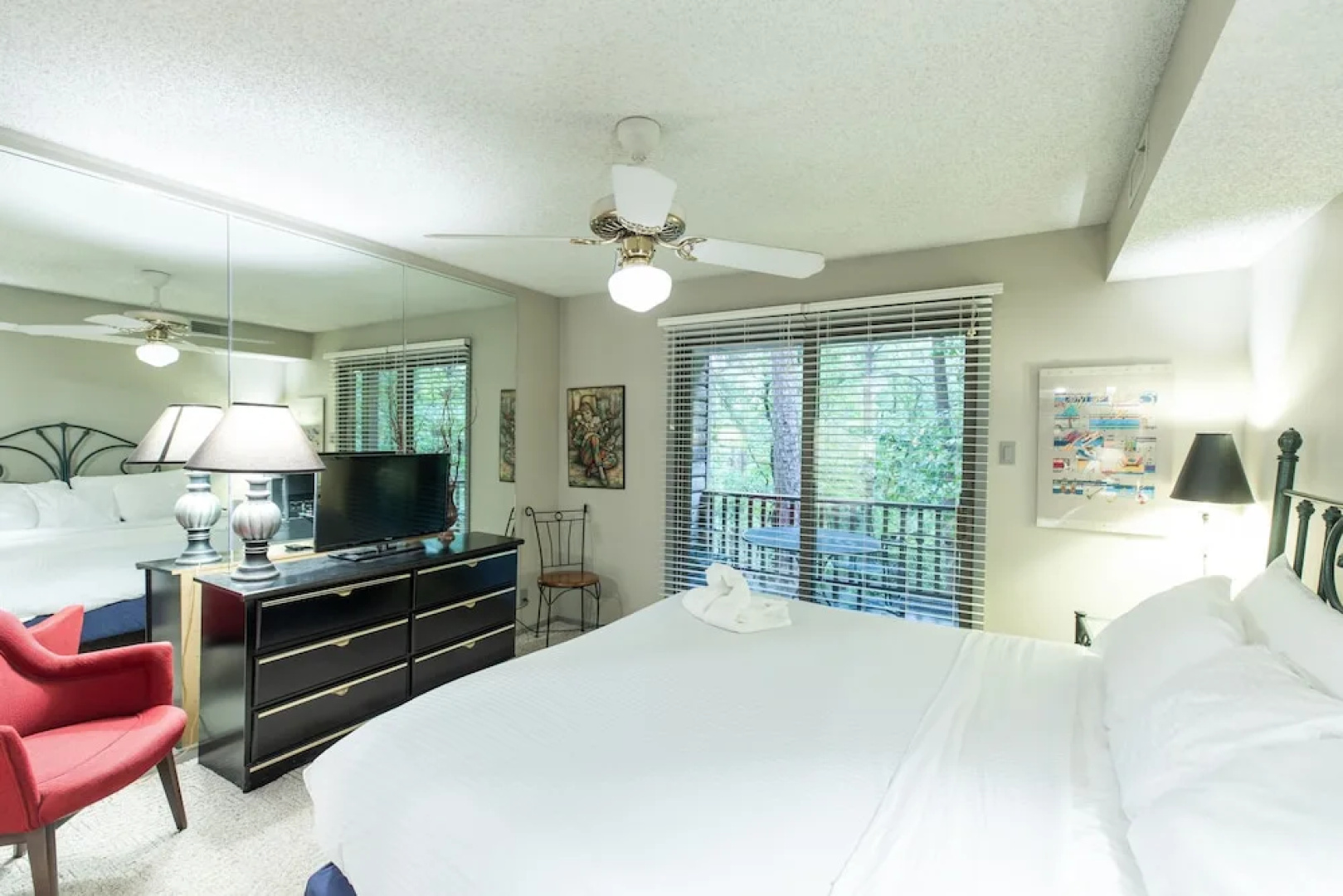 Forest view two bedroom, two bath condo on Lake Ouachita, steps away from pool and spa. by RedAwning