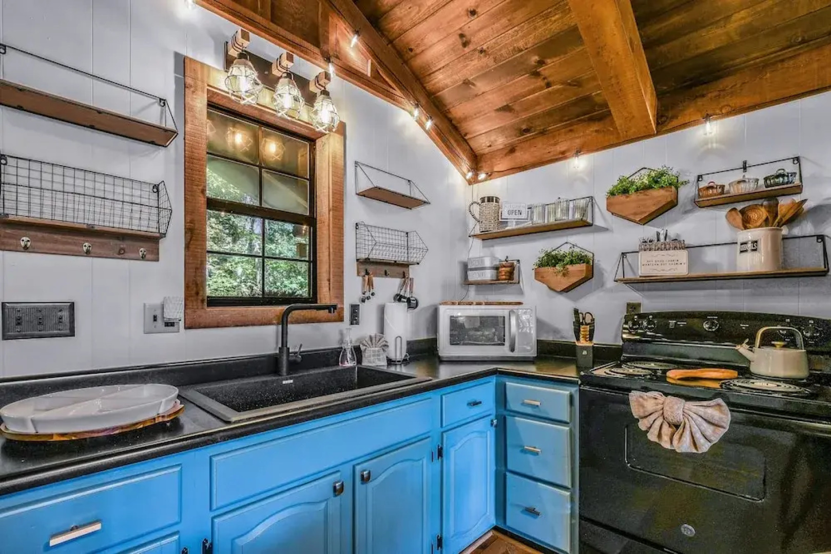 Cliff Haven 1 Bedroom Cabin by RedAwning