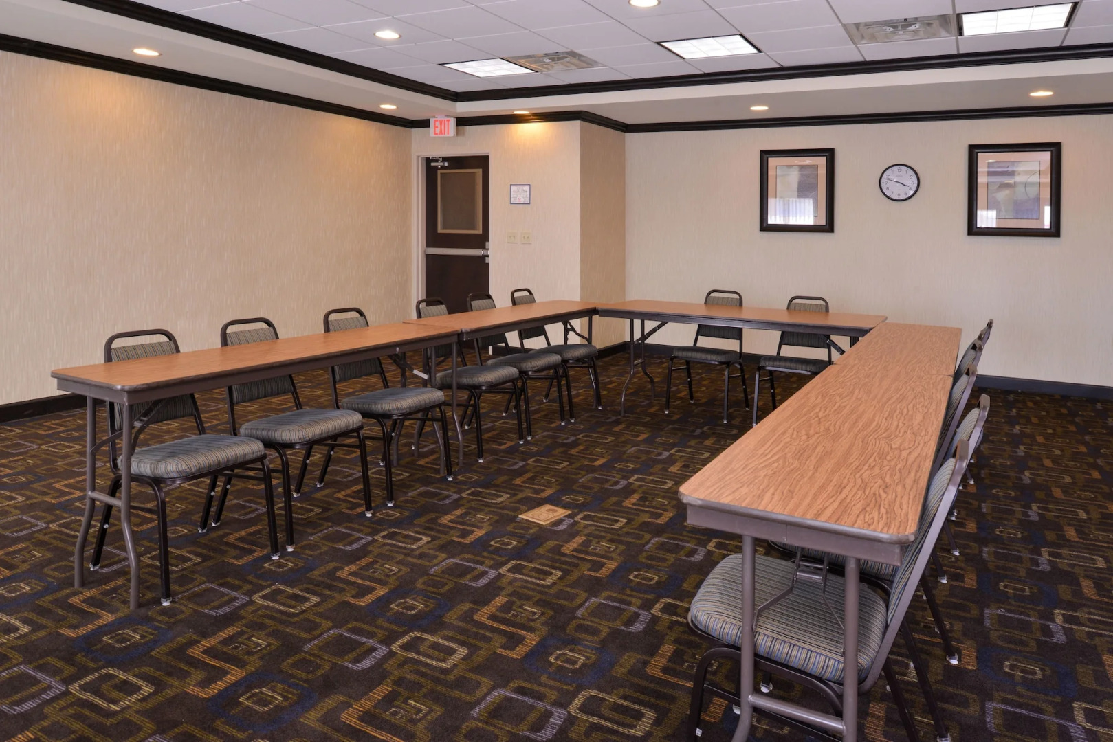 Holiday Inn Express and Suites Fairmont by IHG