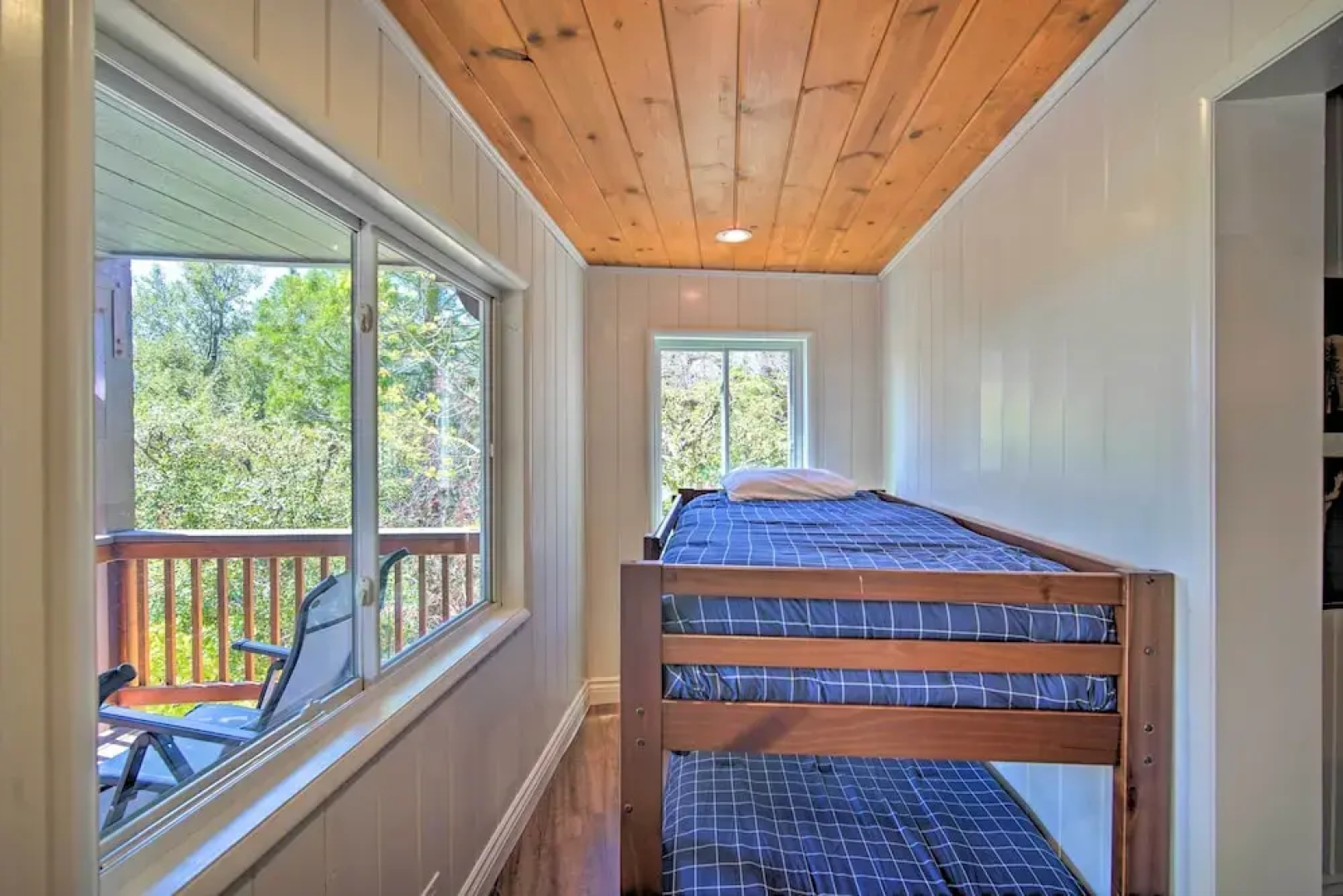 Stunning Lake Arrowhead Home: Decks & Hot Tub