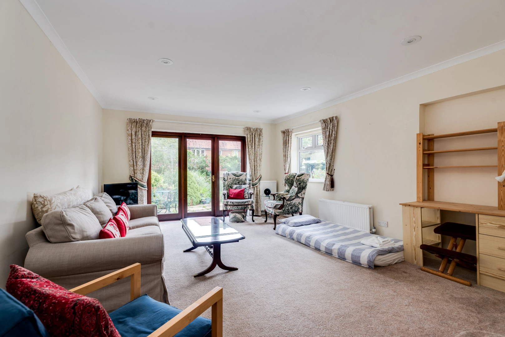 Spacious 1-Bedroom Flat with garden & free parking