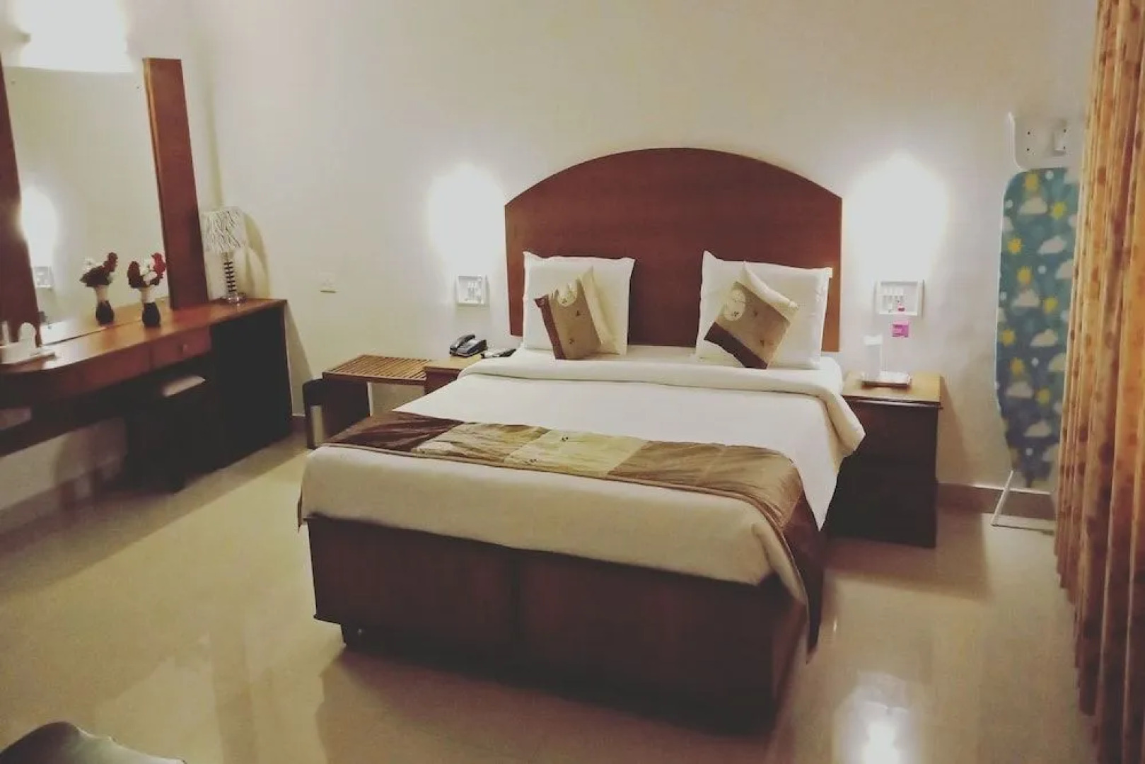 Capital O 19742 Hotel Dona Castle