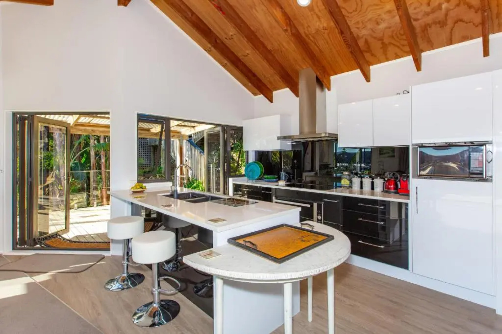 Sunshine Lookout - Raglan Holiday Home