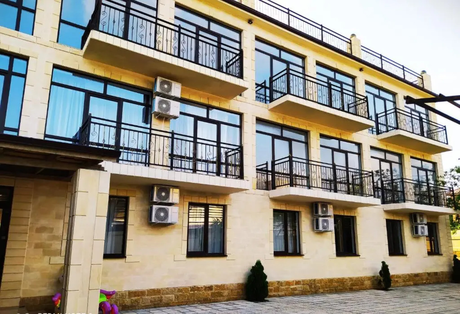 Guest House on Druzhby 1