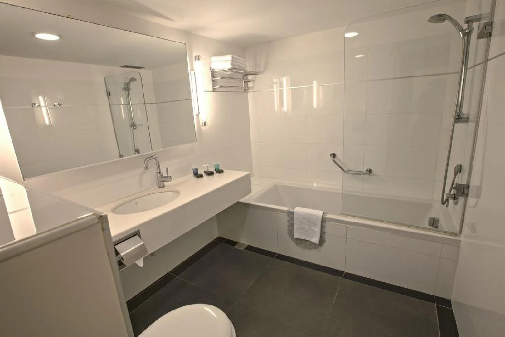 Seasons Hotel - Resort on The Beach