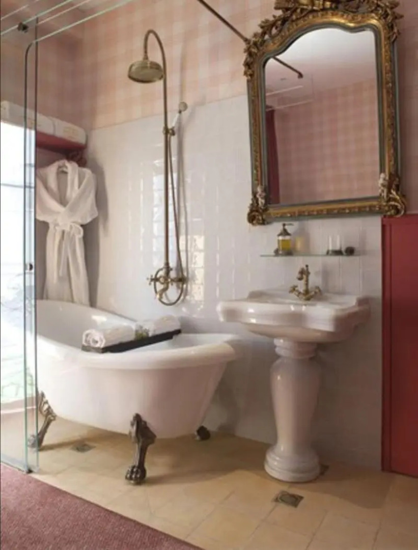 The Elliot - Adults only