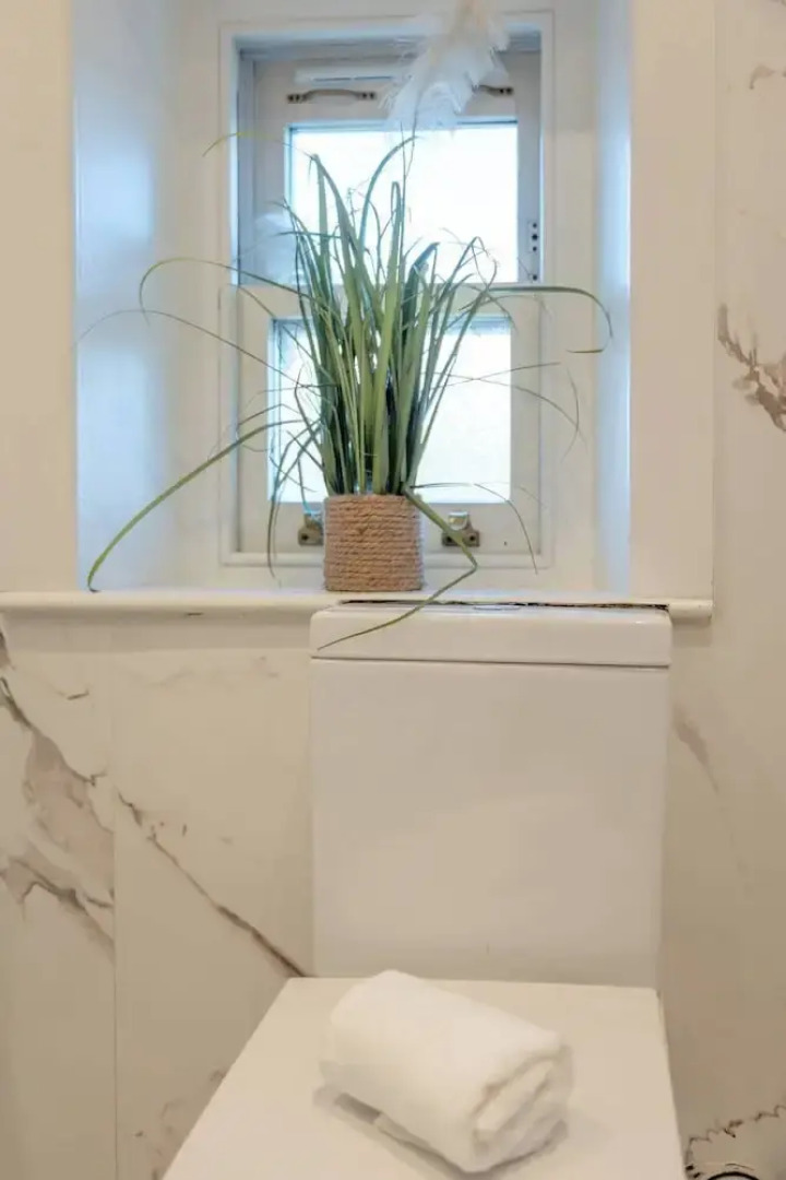 Cosy Cottage - Sleeps 6, Parking & Pet Friendly!