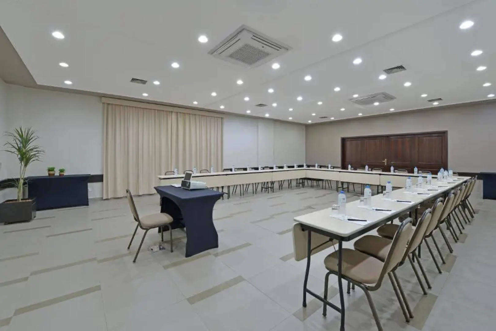 Hotel Deville Business Maringá