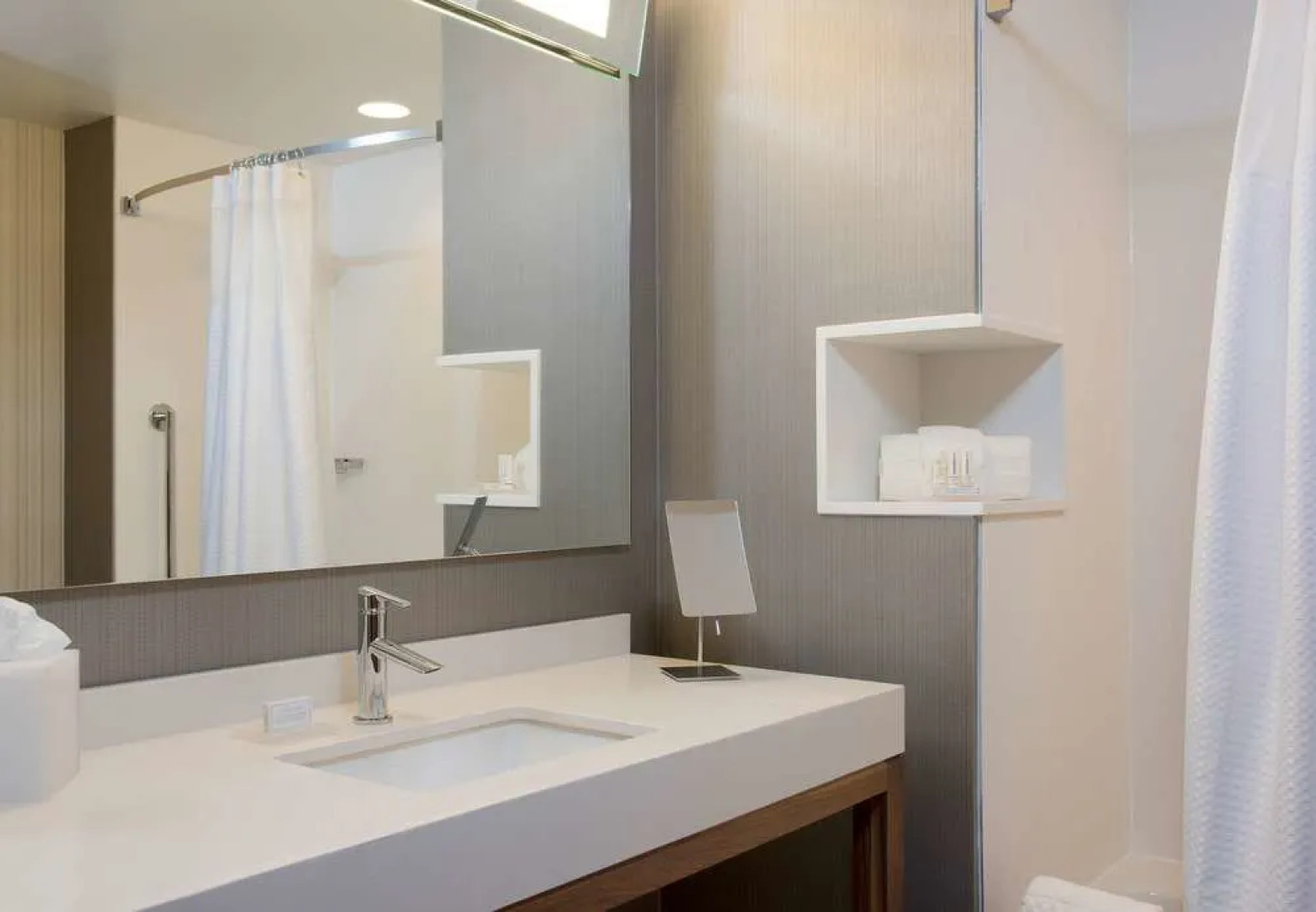 Courtyard Holland Downtown