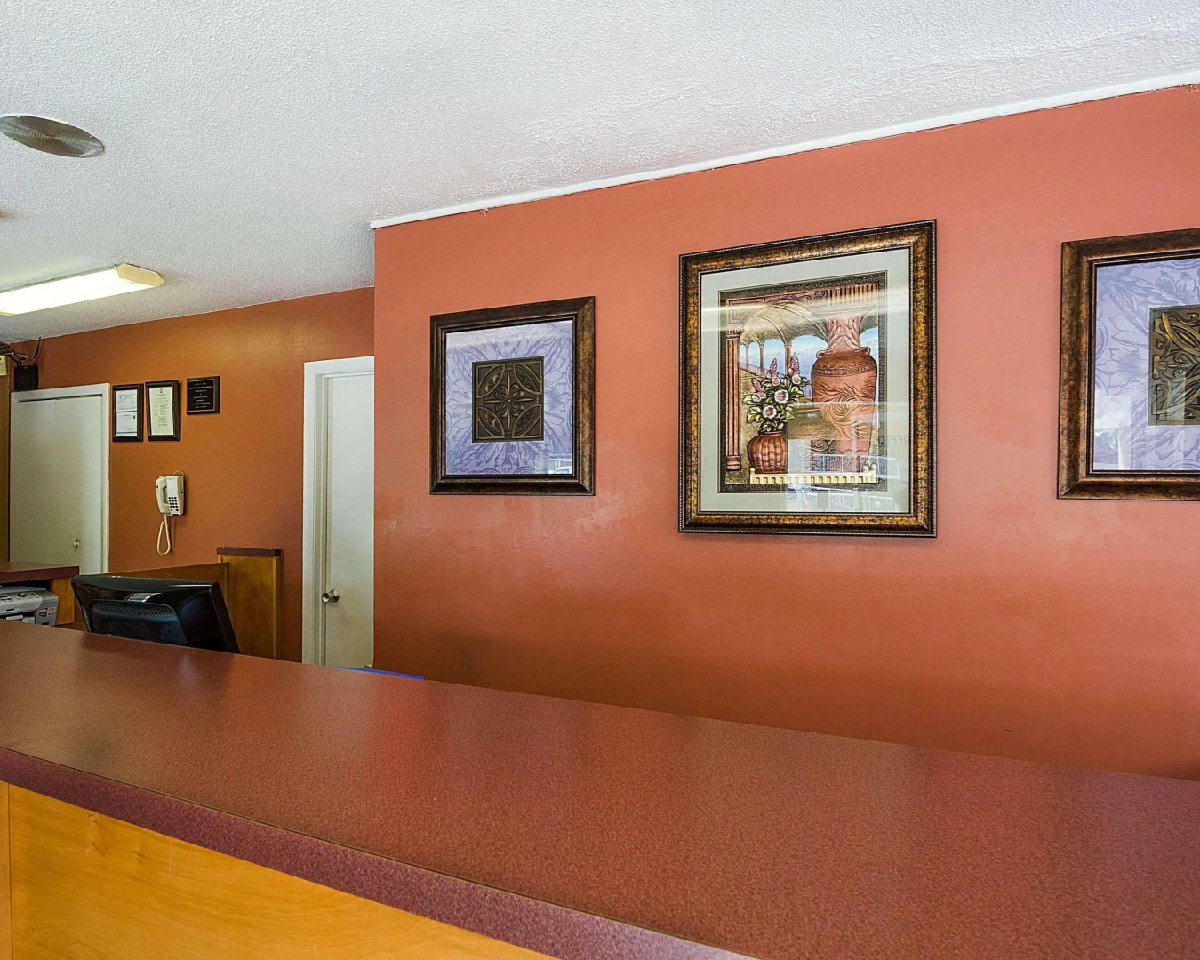 Econo Lodge North