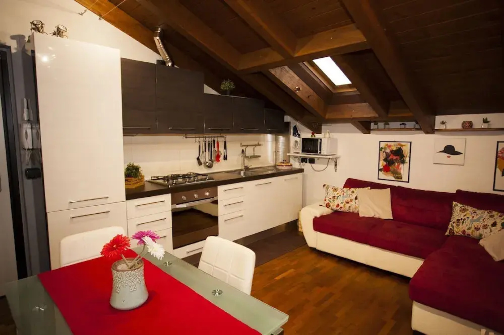 Bnbook - Train Station Loft