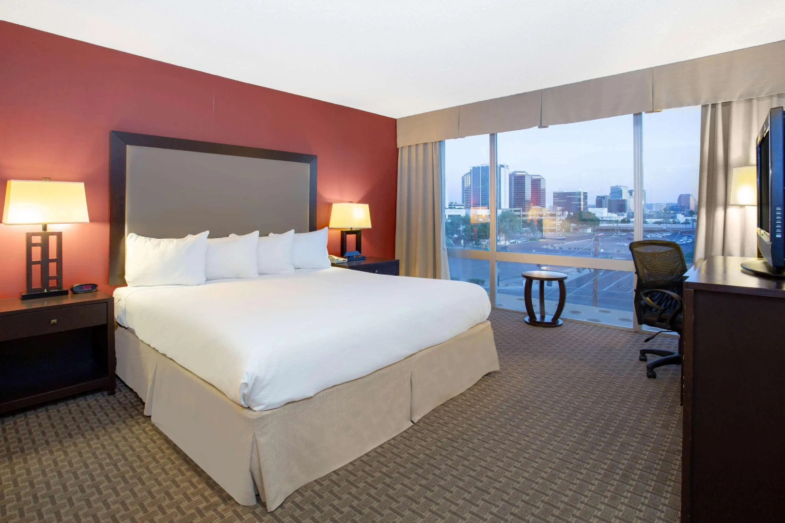Holiday Inn Express & Suites Phoenix Midtown by IHG