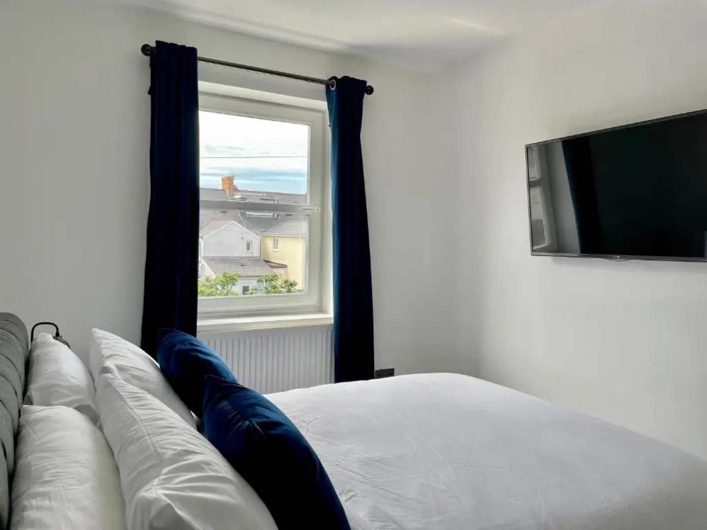 Town Centre Entire Property, Very Close to Sea & Restaurants, 2 King Size Beds