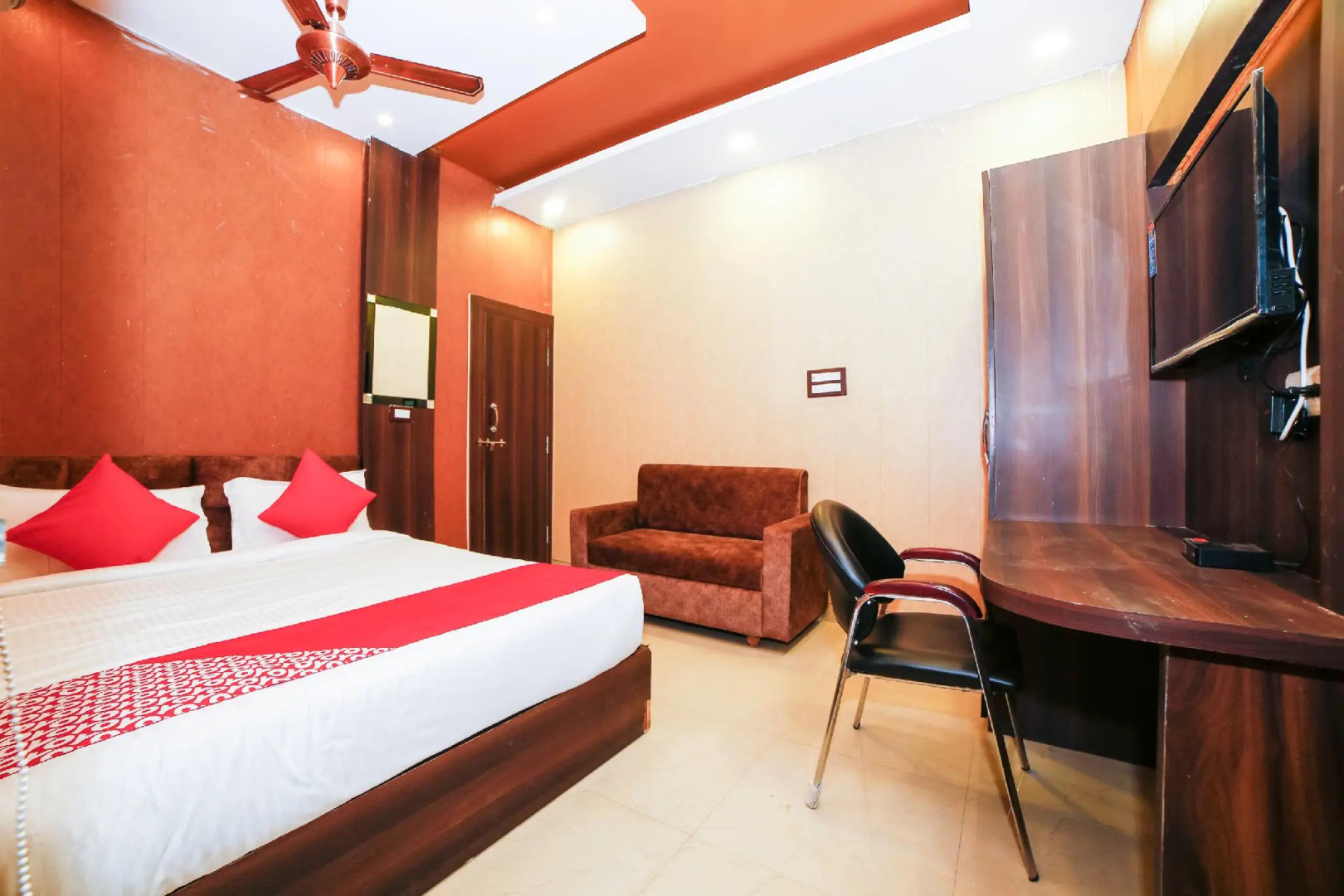 OYO Flagship 30459 Hotel Om Sai Ram
