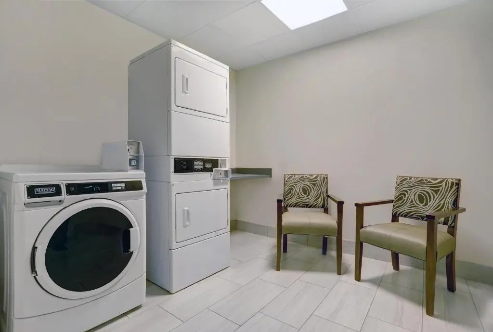 Holiday Inn Express & Suites Lenexa - Overland Park Area by IHG