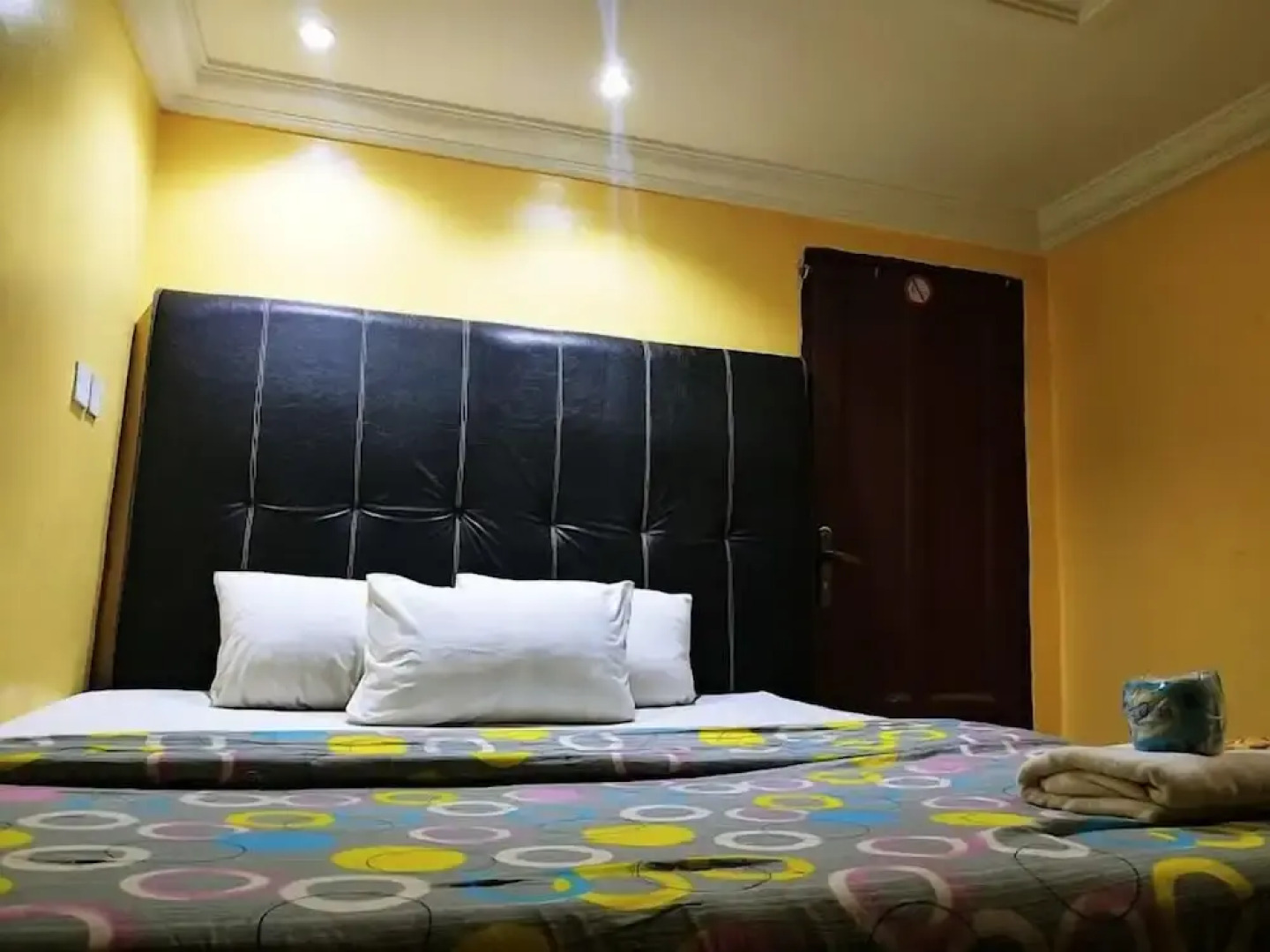 De City Hotel and Resort