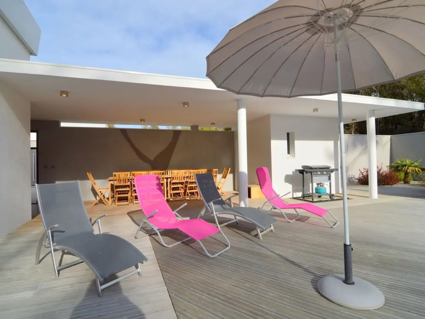 Villa With High-end Kitchen, Jacuzzi & Pool in Longeville sur mer