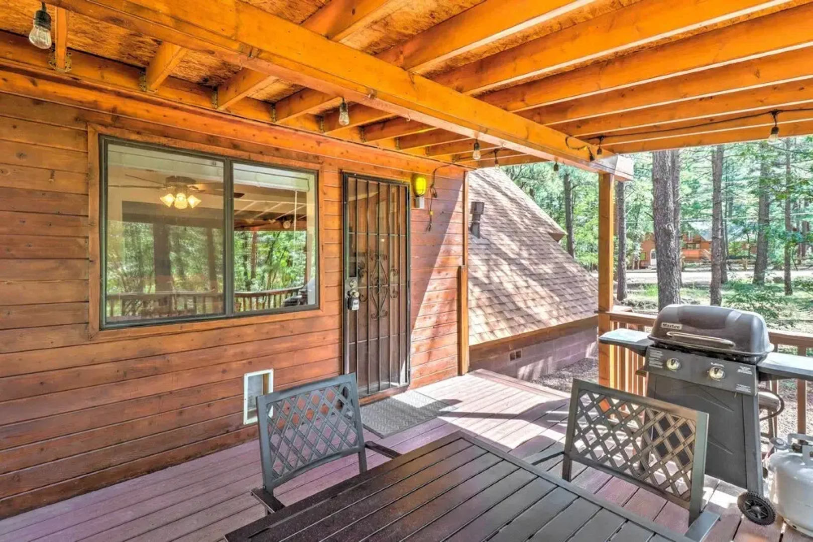 A-frame Pinetop Cabin < 6 Mi to Rainbow Lake!
