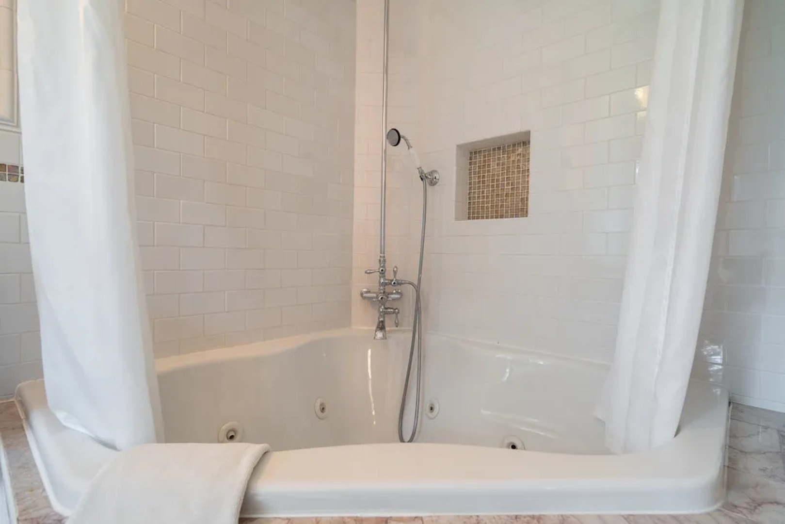 16 Elm Heritage Hotel