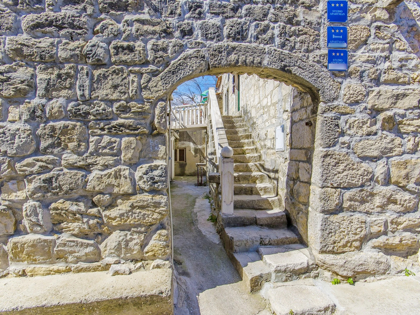 Apartments & rooms Rina