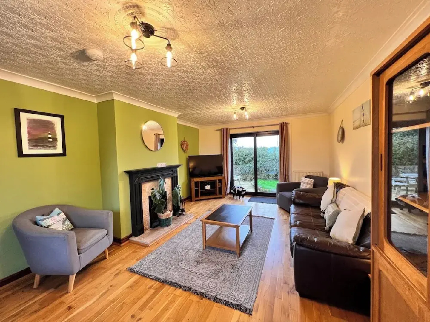 Detached Farmhouse 4 Bed/sleeps 9, Mountain Views!