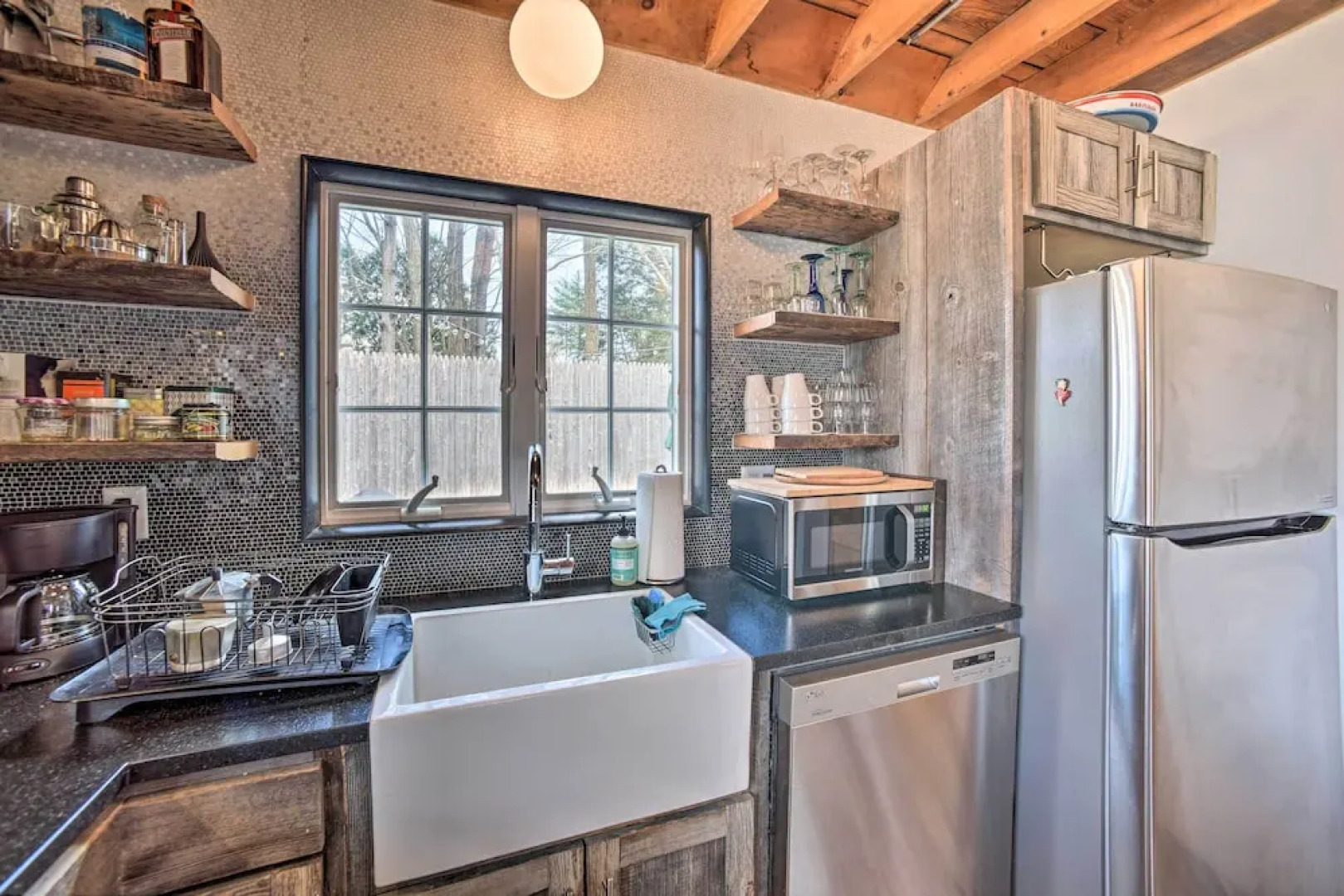 Charming Cottage w/ Yard - 2 Mi to Tinker St!