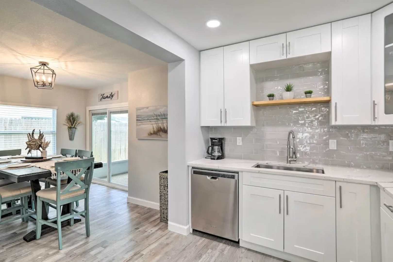 Breezy Largo Getaway - 5 Minutes to Beach!