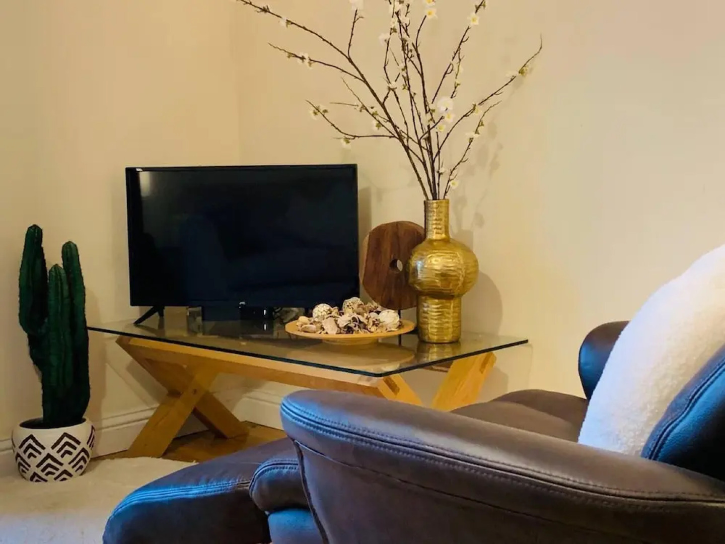 Waterside Townhouse With Balcony And Marina View