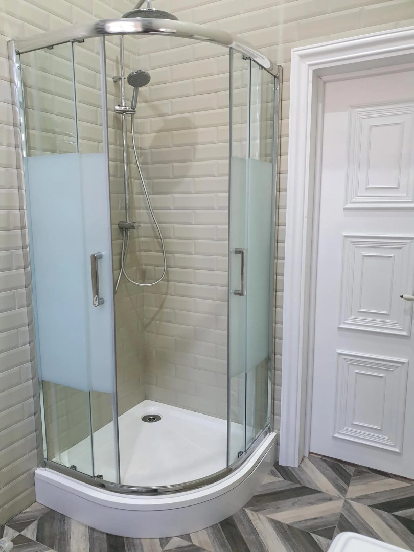 Anna and King  (on Zheleznodorozhnoy)