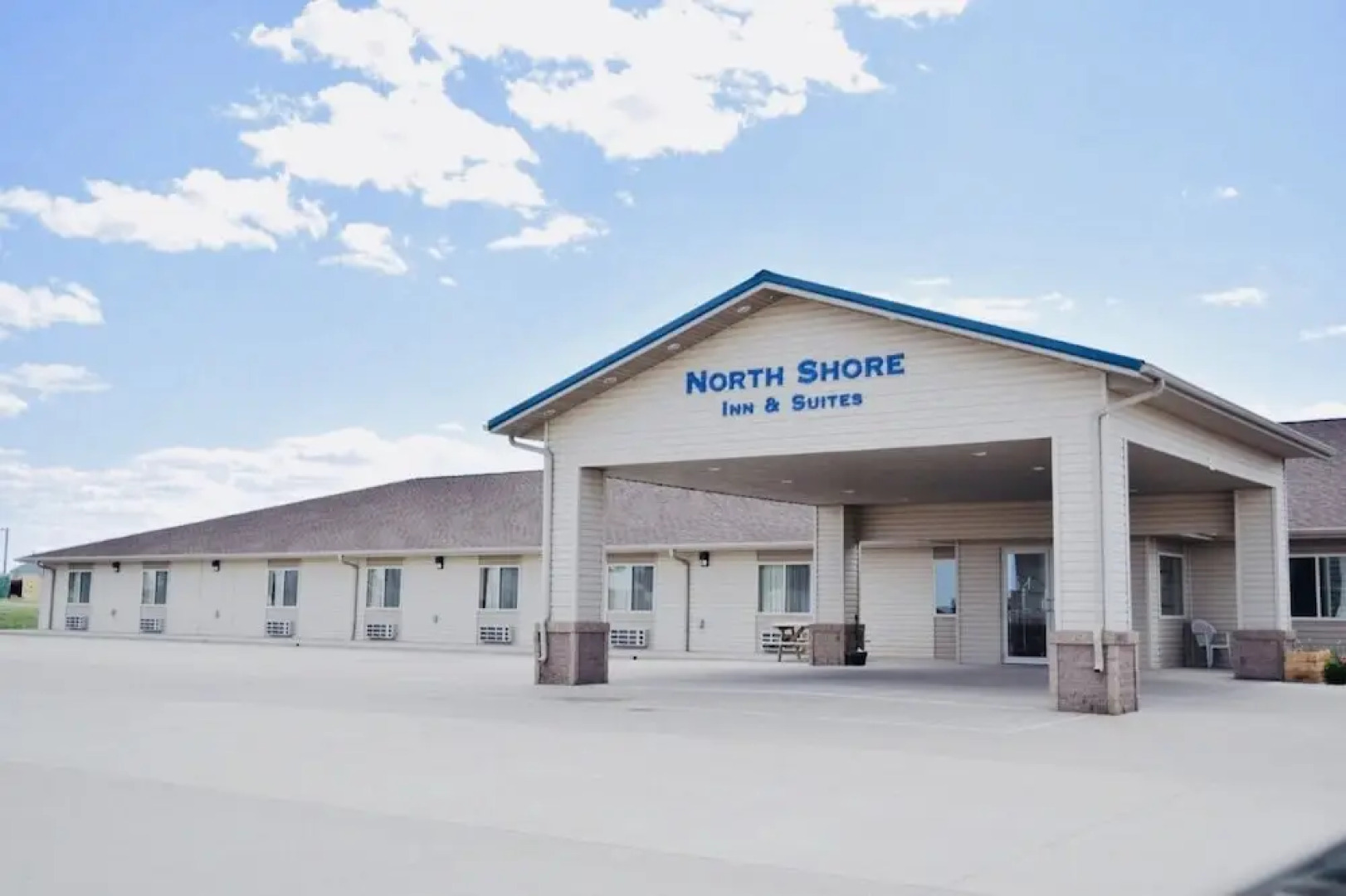 North Shore Inn & Suites