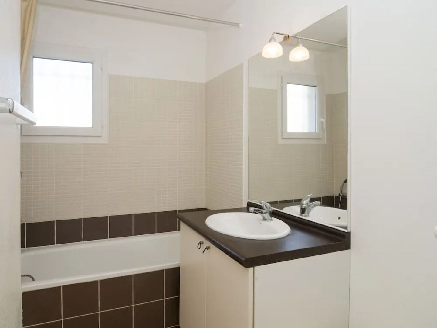 Attached House With Terrace or Loggia Located in Languedoc