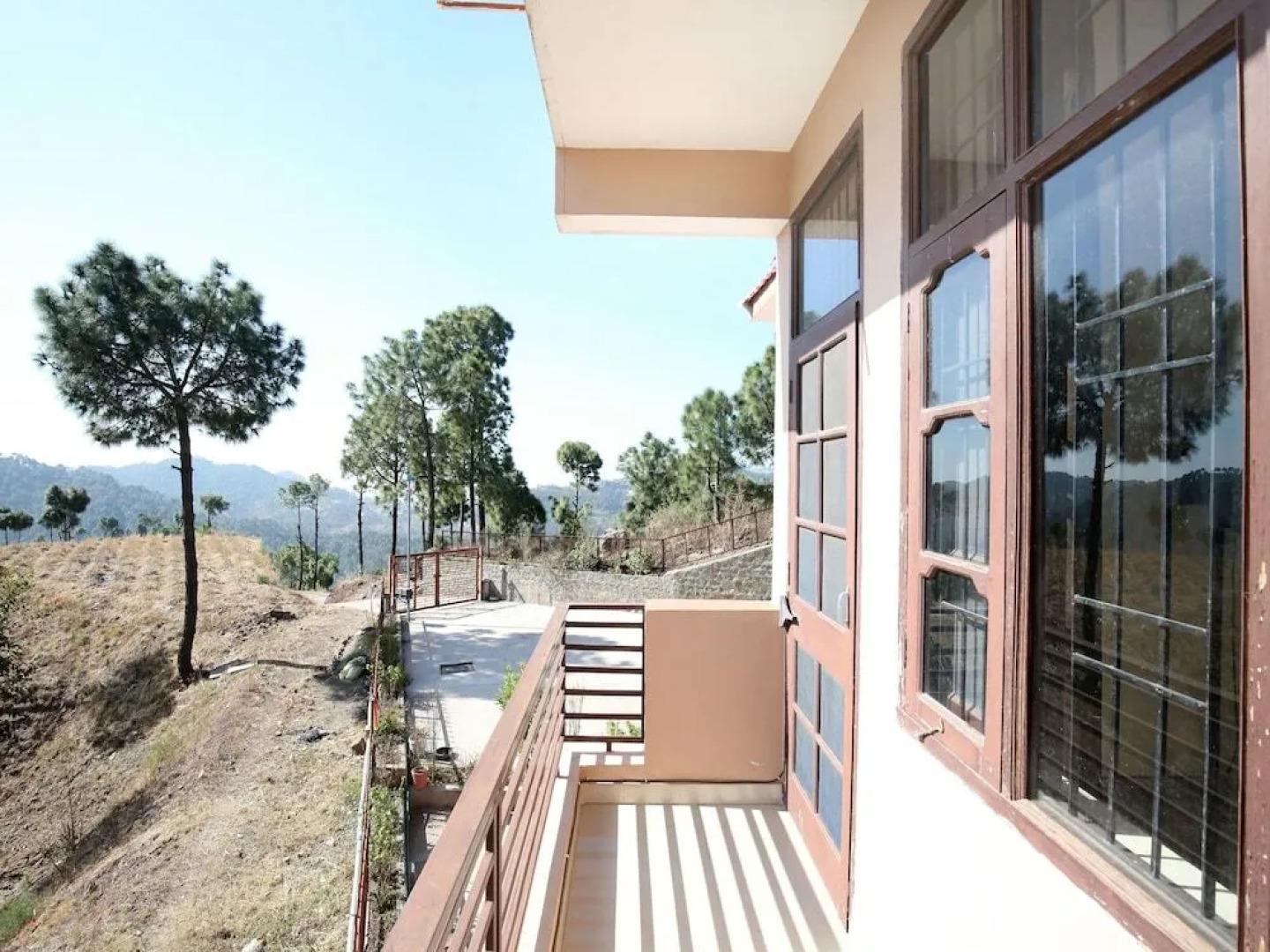 OYO 12734 Home Valley View Studio Kasauli