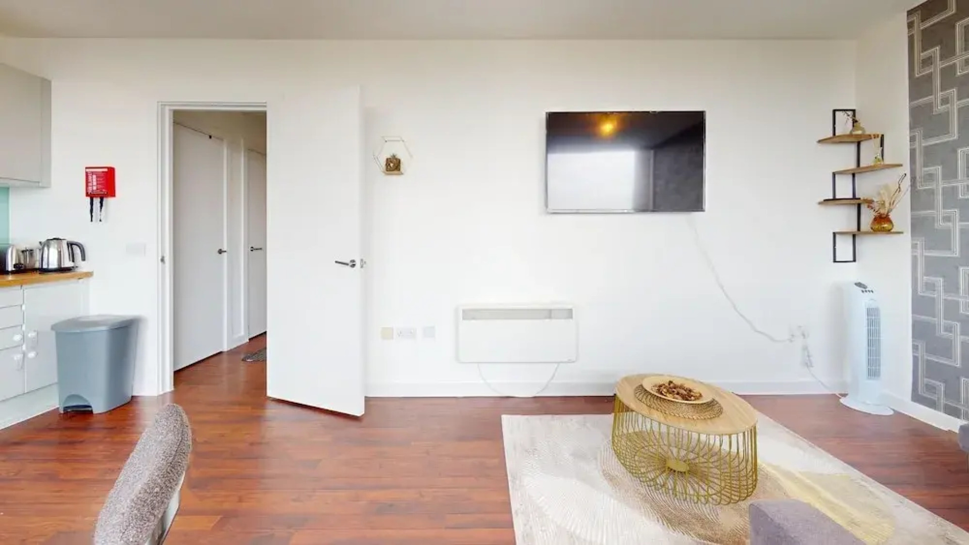 Basildon - 2 Bed Flat - Sleeps 5 - Near Station