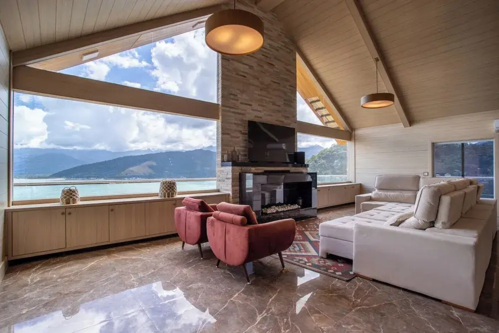 Casa com Piscina Churrasqueira e Vista