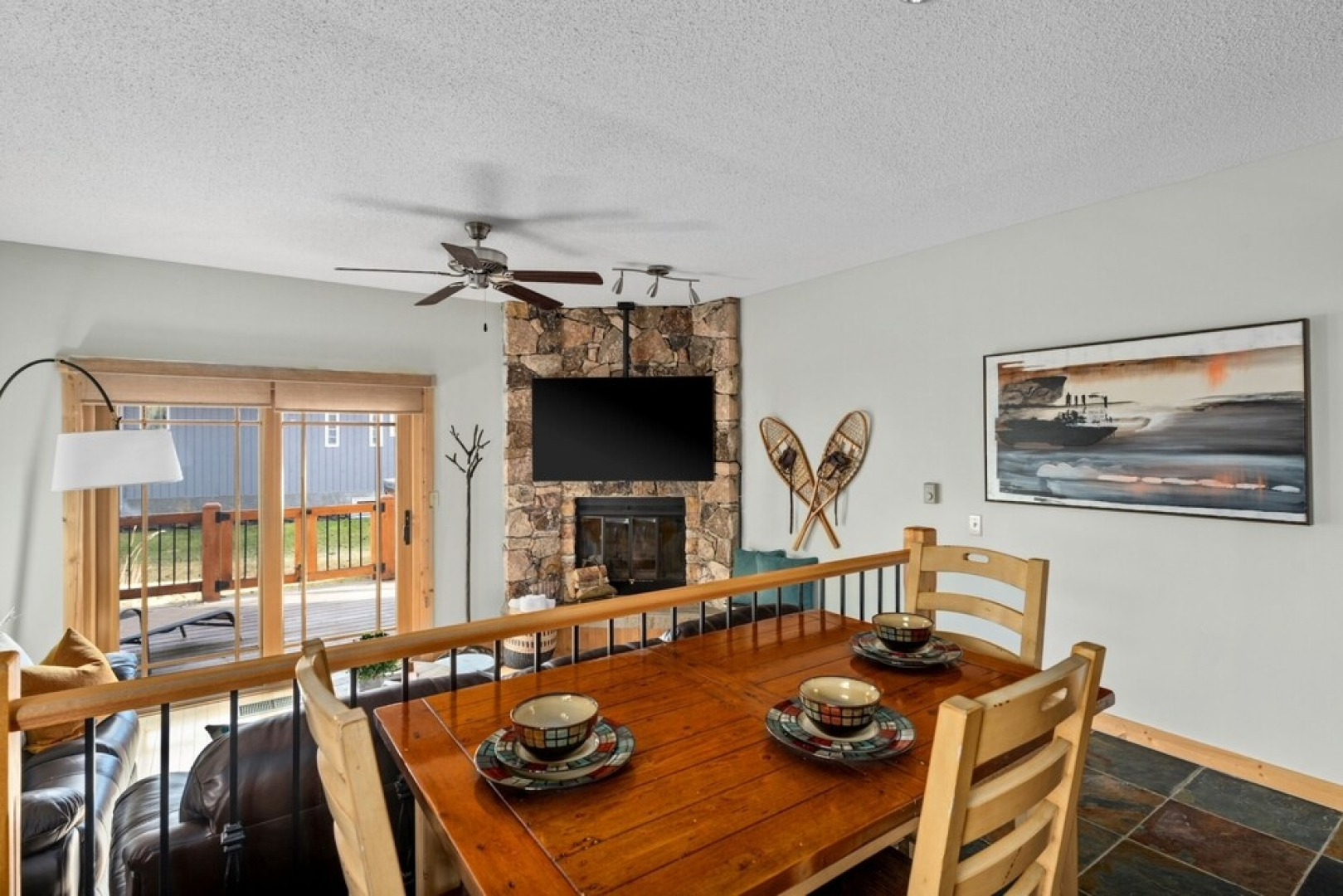 SPACIOUS 3,000 sq2 Luxury Home | PRIVATE Pool & Hot Tub | STEPS to Kinsmen Beach